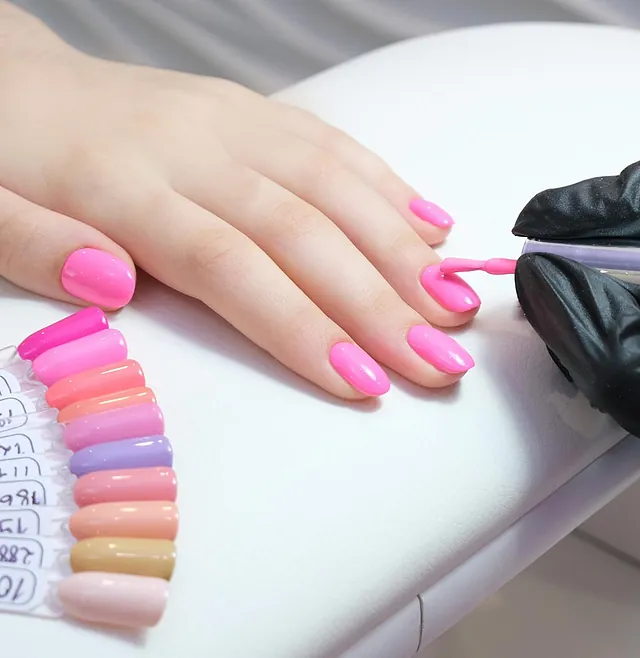 Persona pintando uñas